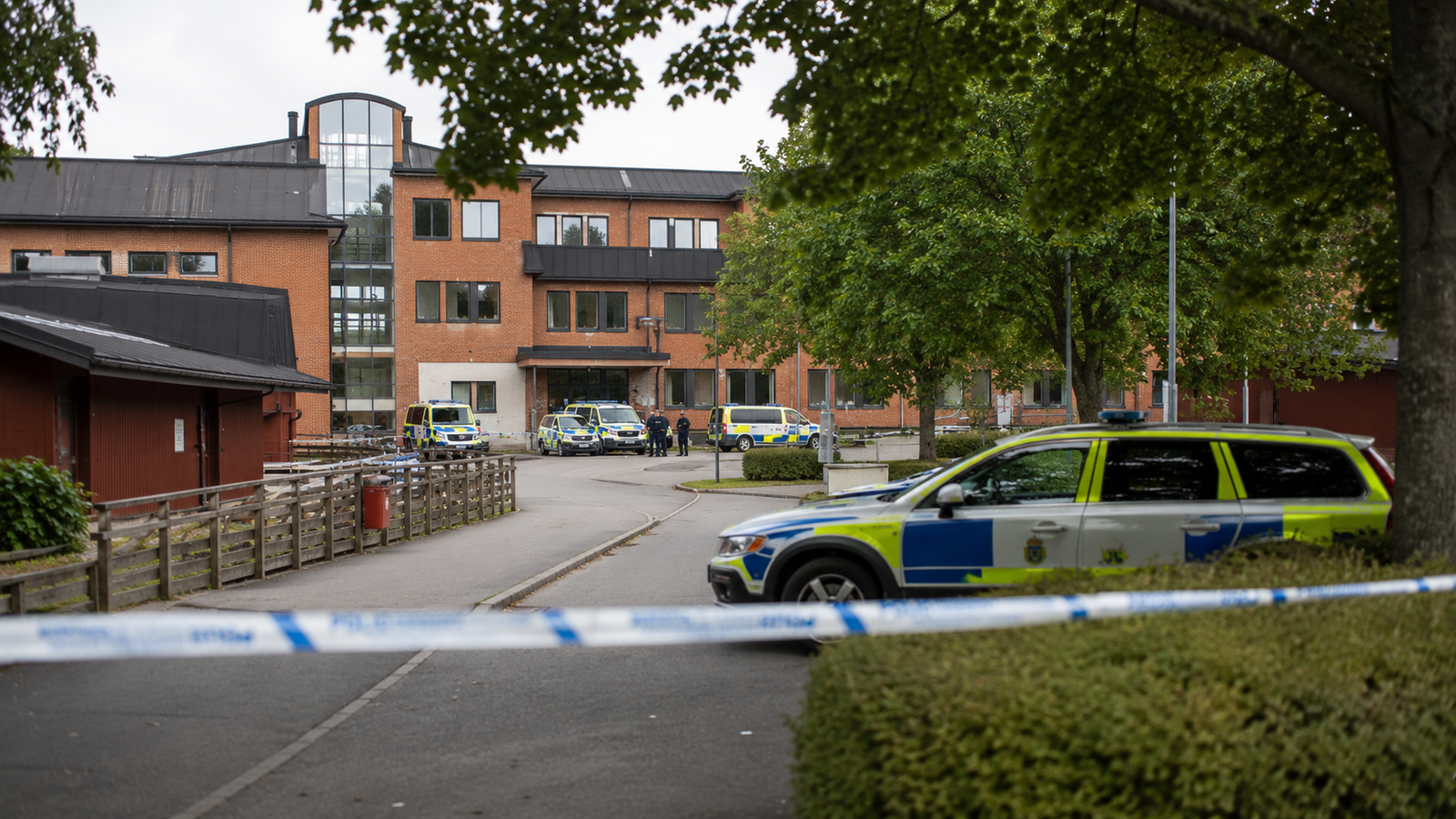 Police response outside a Swedish school representing the sword attack at Brinellskolan in Fagersta